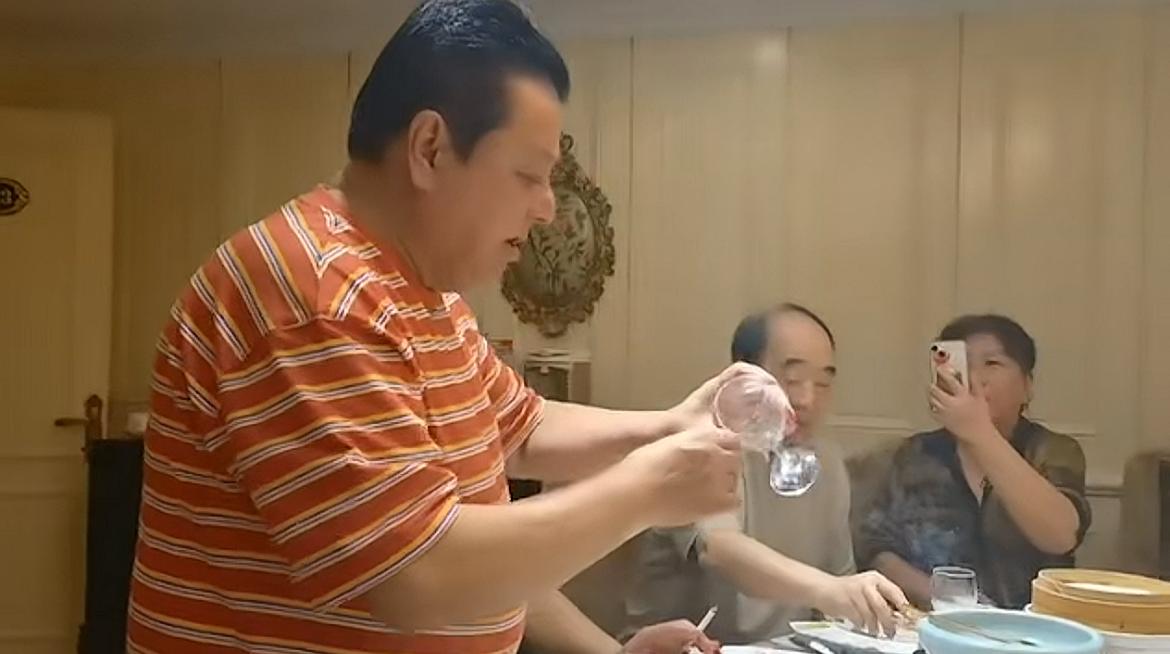 多位相声大咖聚餐，李伯祥居然调侃自己仅仅是个“相声老兵”，还喊李金斗“小子”。