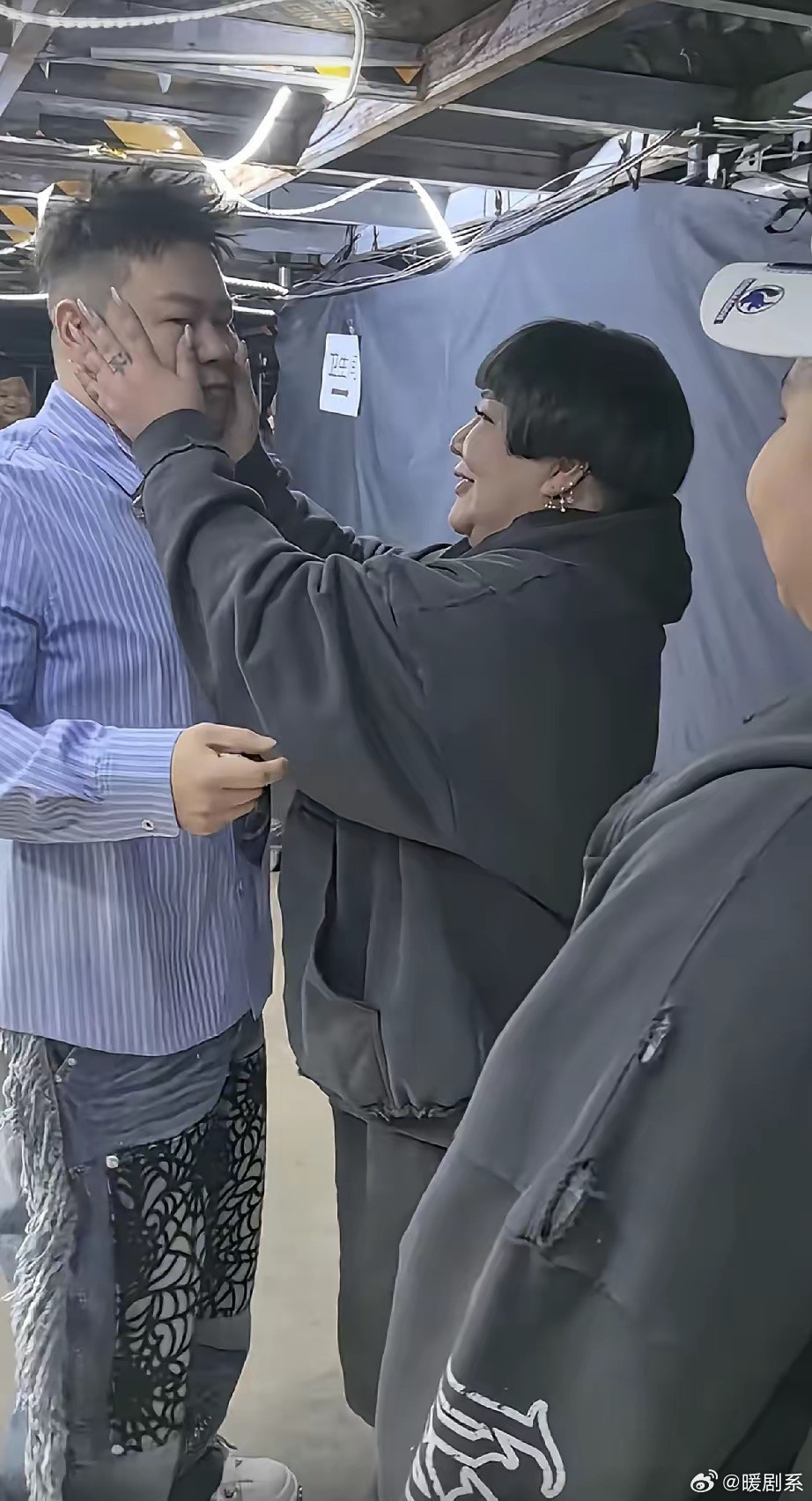 岳云鹏演唱会结束之后，看到王惠在等他，哭了!11月9日晚上，岳云鹏的西安演唱会结