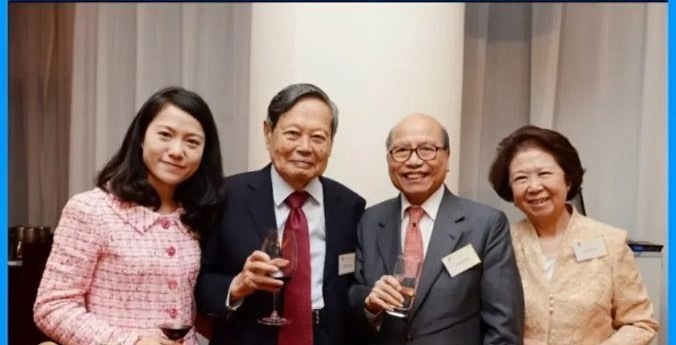 2022年10月1日,在杨振宁先生百岁寿宴上,出现了极为温馨的一幕。他与妻子翁帆