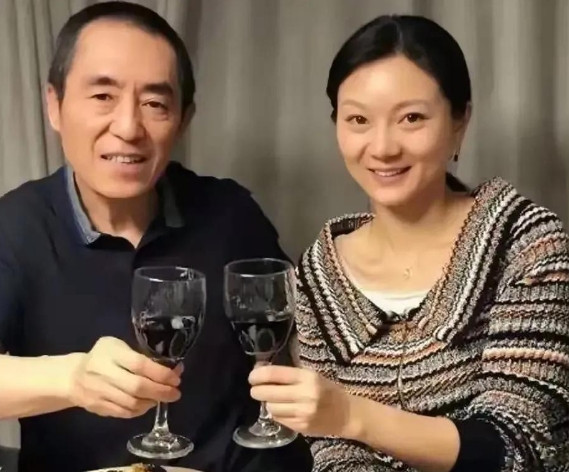 2000年，50岁的张艺谋跟19岁的陈婷回家见父母，陈父问他：“您今年贵庚？”“