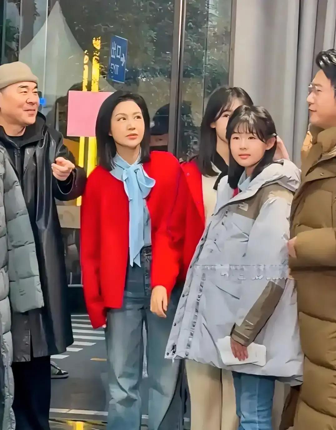 陈建斌死死盯住陆毅的两个女儿。这个演惯皇帝的男人，眼神在十米外就融化了。