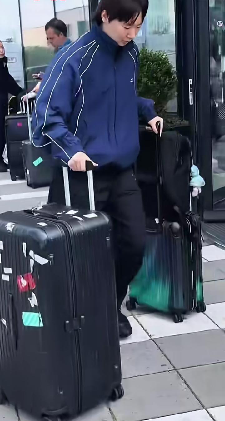 WTT瑞典马尔默大满贯落下帷幕，夺冠后的王曼昱拖着两个大行李箱8月17日跟随国乒