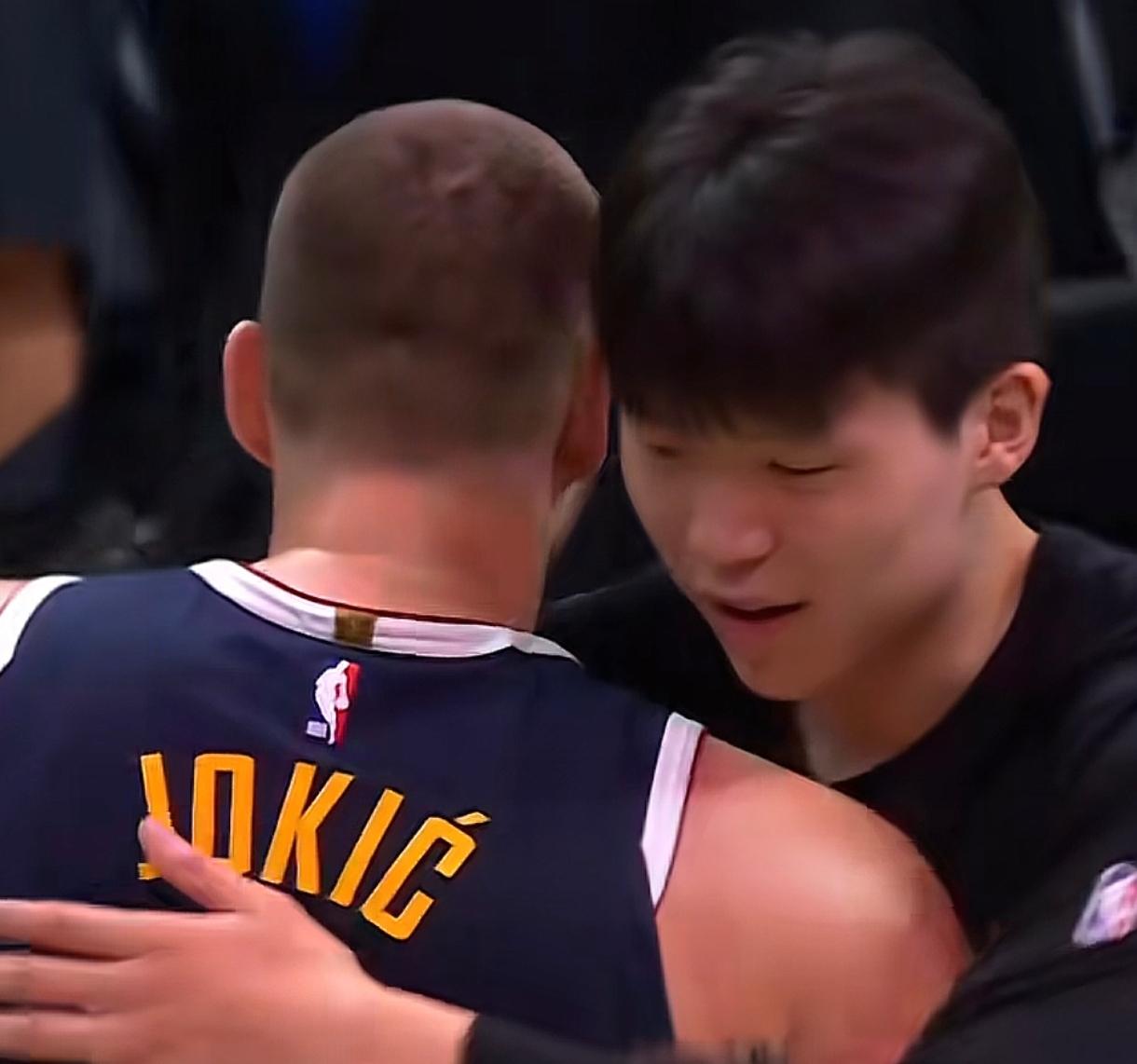 约基奇为什么主动找杨瀚森拥抱:一是杨瀚森来自中国，约基奇对中国人民非常友好，