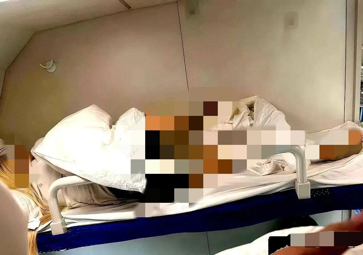 昨晚坐卧铺，上铺那女的操作老绝了！被子就盖了上半身，下半身晾在外头。有网友说