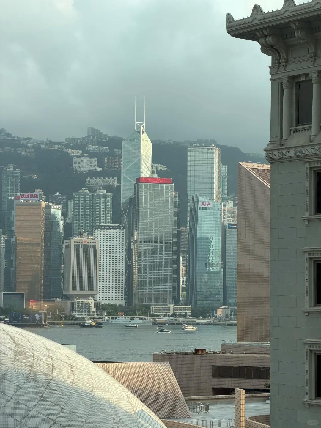 香港复杂不是因为它楼高路窄，也不是因为中环和深水埗的反差，这些表象别的城市也有。