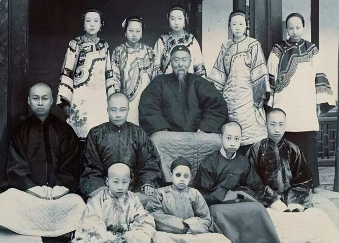 1879年，杭州知府谭钟麟午睡醒来后，见李氏貌美，冲动之下将她抱回房，事后却忘得