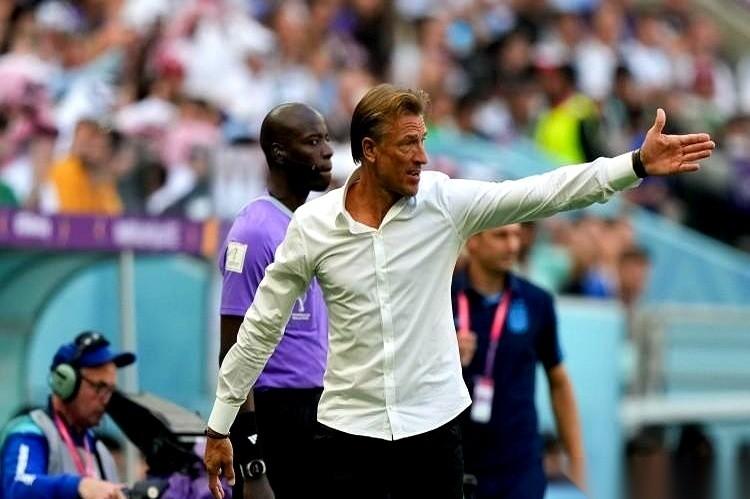 那个曾在世界杯上亲手掀翻梅西的白衬衫主帅勒纳尔，刚被沙特足协扫地出门了。这个消