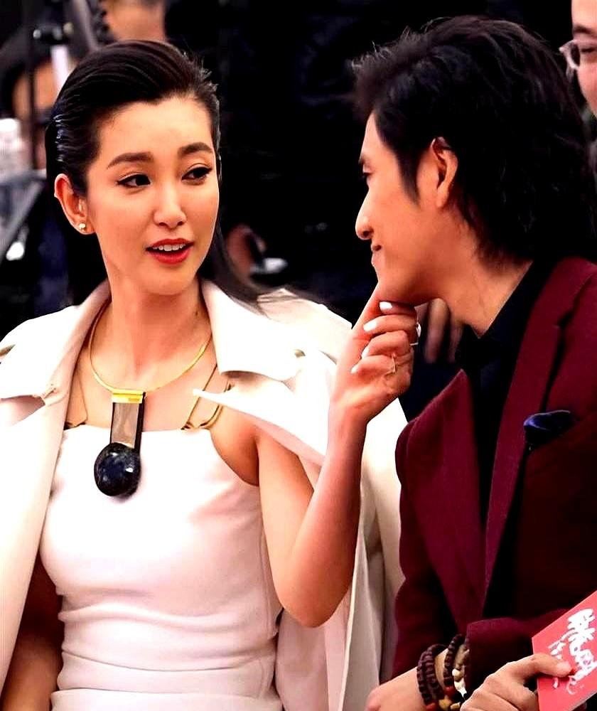 李冰冰当众亲了陈坤！这事儿发生在《钟馗伏魔》的宣传现场。李冰冰开玩笑说，跟陈