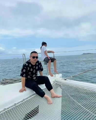 岳云鹏带全家坐游艇游玩，真是靠一己之力让全家过上好日子​​​