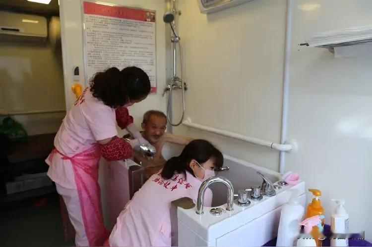 两位50岁左右的护工大姐给一个近80岁的失去自理能力的老头洗澡，不一会，她们俩就