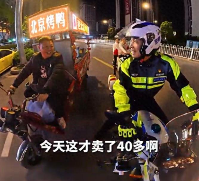 这名交警火了！5月4日报道，湖北襄阳，一交警深夜巡逻时，偶遇到了一位第一天出摊卖