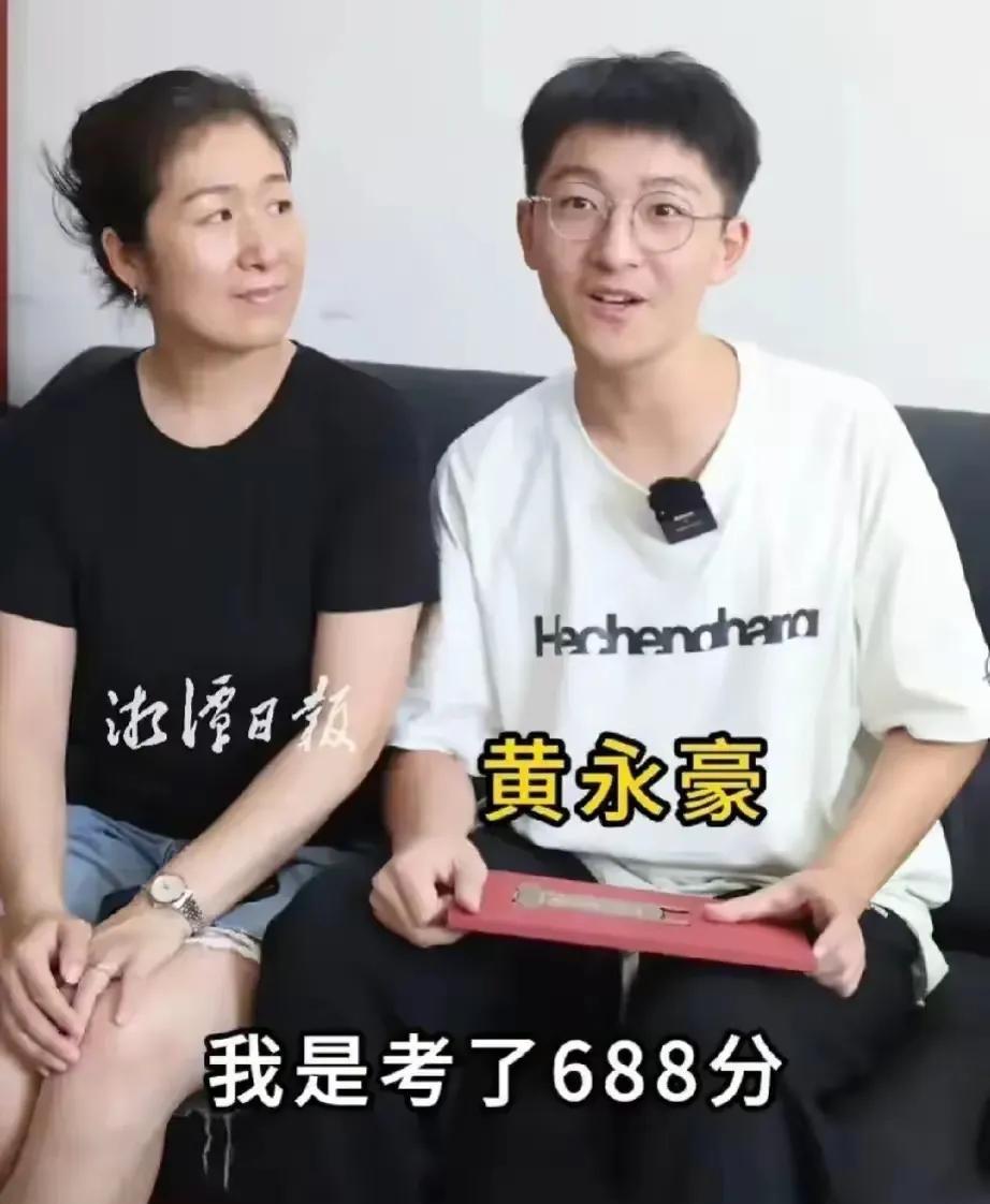 地铁上，儿子用手语和妈妈述说着学校里的事情，有听力障碍的妈妈，表情严肃的看着儿子