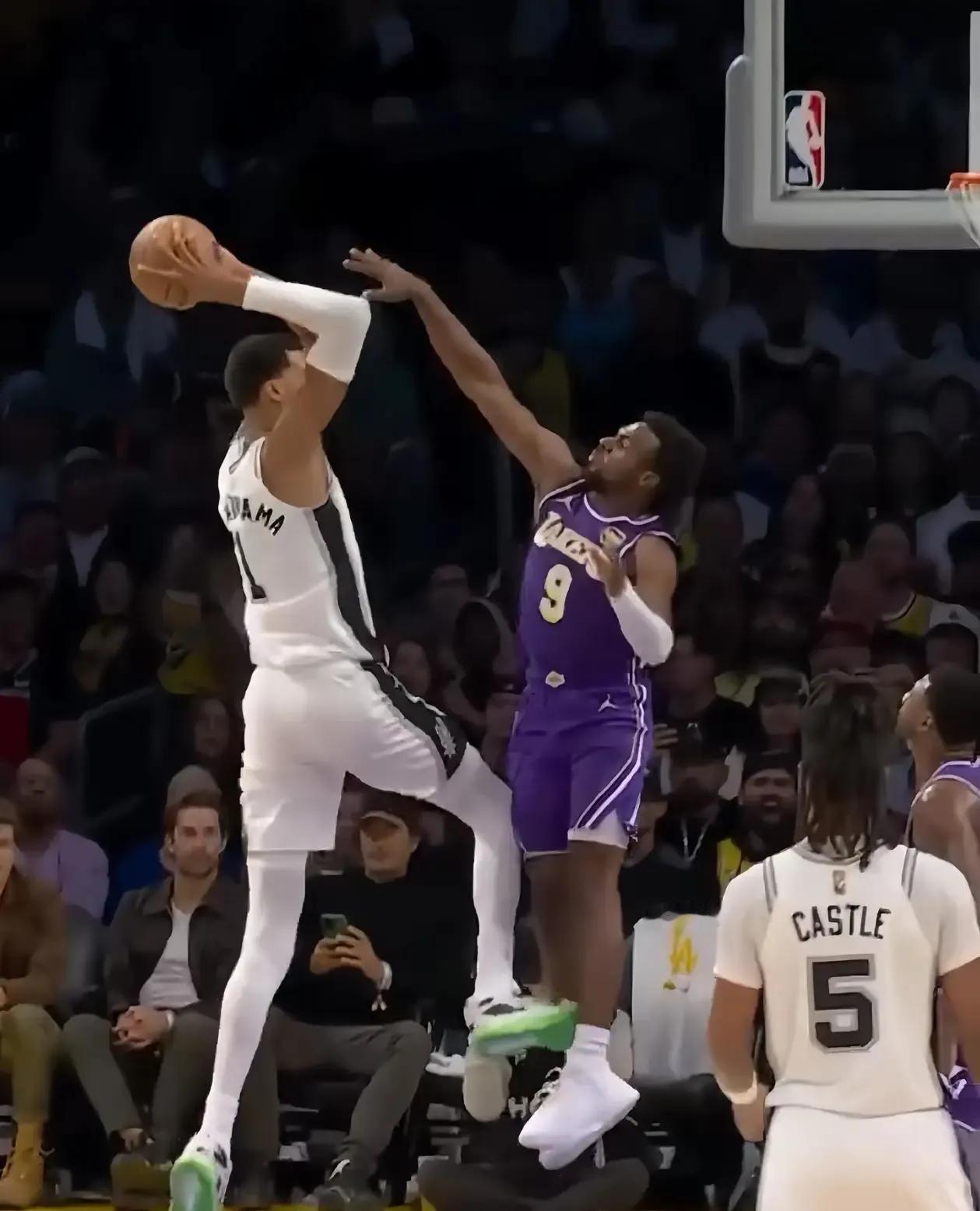 文班亚马：身高2米26，臂展2米50布朗尼：身高1米87，臂展2米01当布