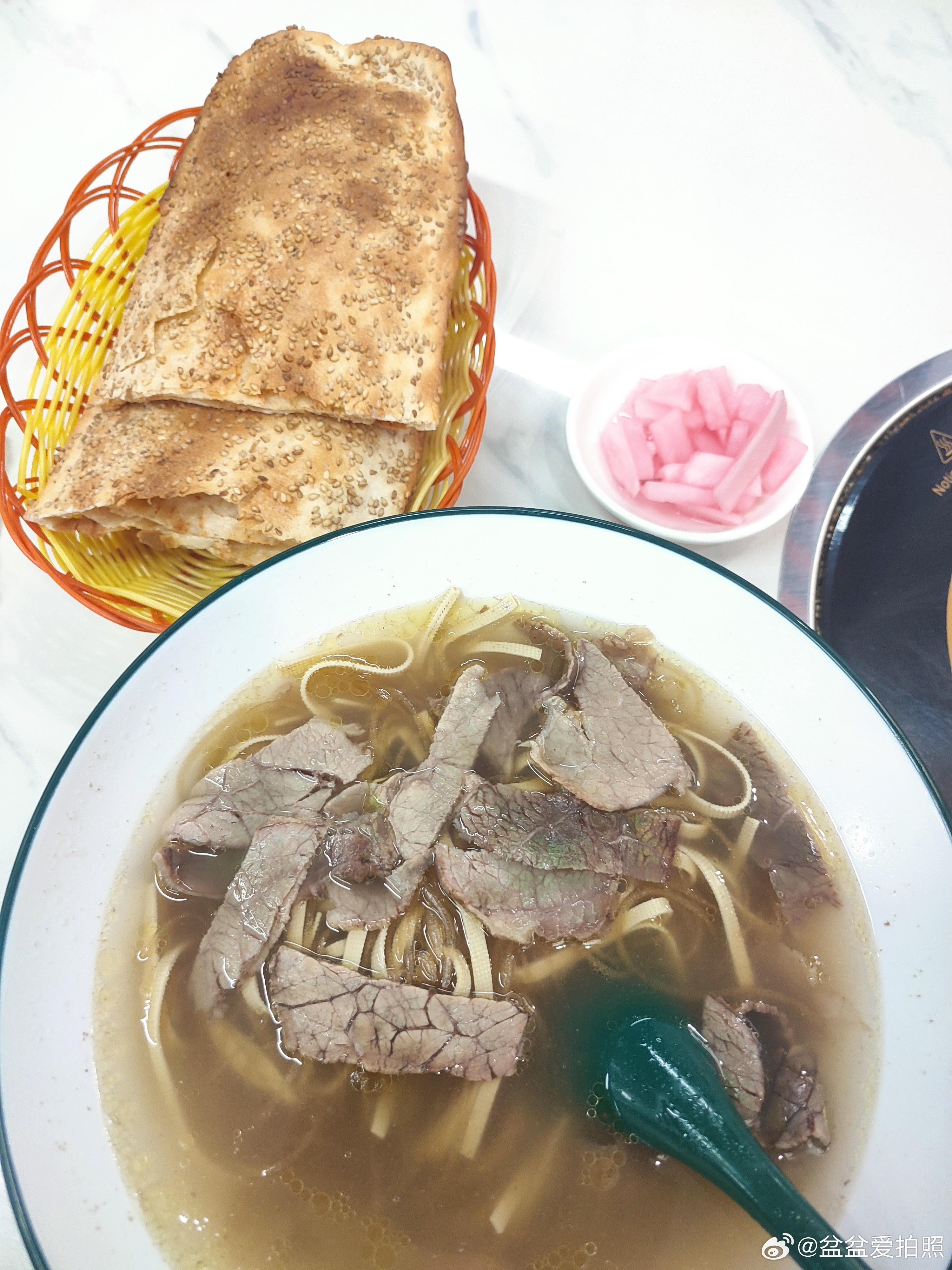 家门口新开了一家牛肉汤店，赶紧去尝个鲜。还得是线下的，价格比较亲民，这么一大份才