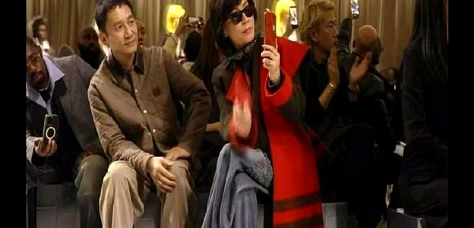 巴黎秀场，梁朝伟双手插兜眼神游离，刘嘉玲一句话，暴露了中年夫妻的顶级智慧。年轻
