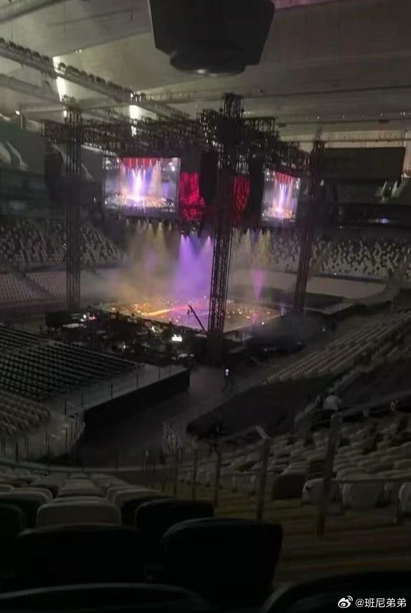 滨崎步在空无一人的场馆内表演滨崎步演唱会将录制后剪辑给粉丝滨崎步演唱会不可抗力