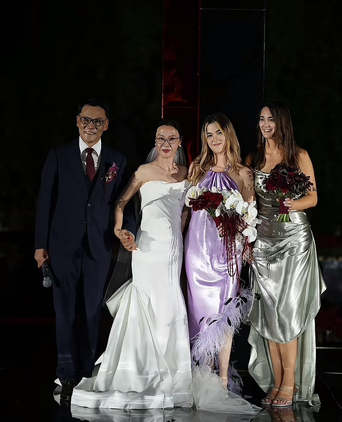 当当创始人李国庆新妻晒混血女儿婚礼合影：感谢两个宝贝儿为她做伴娘。这个与李国庆