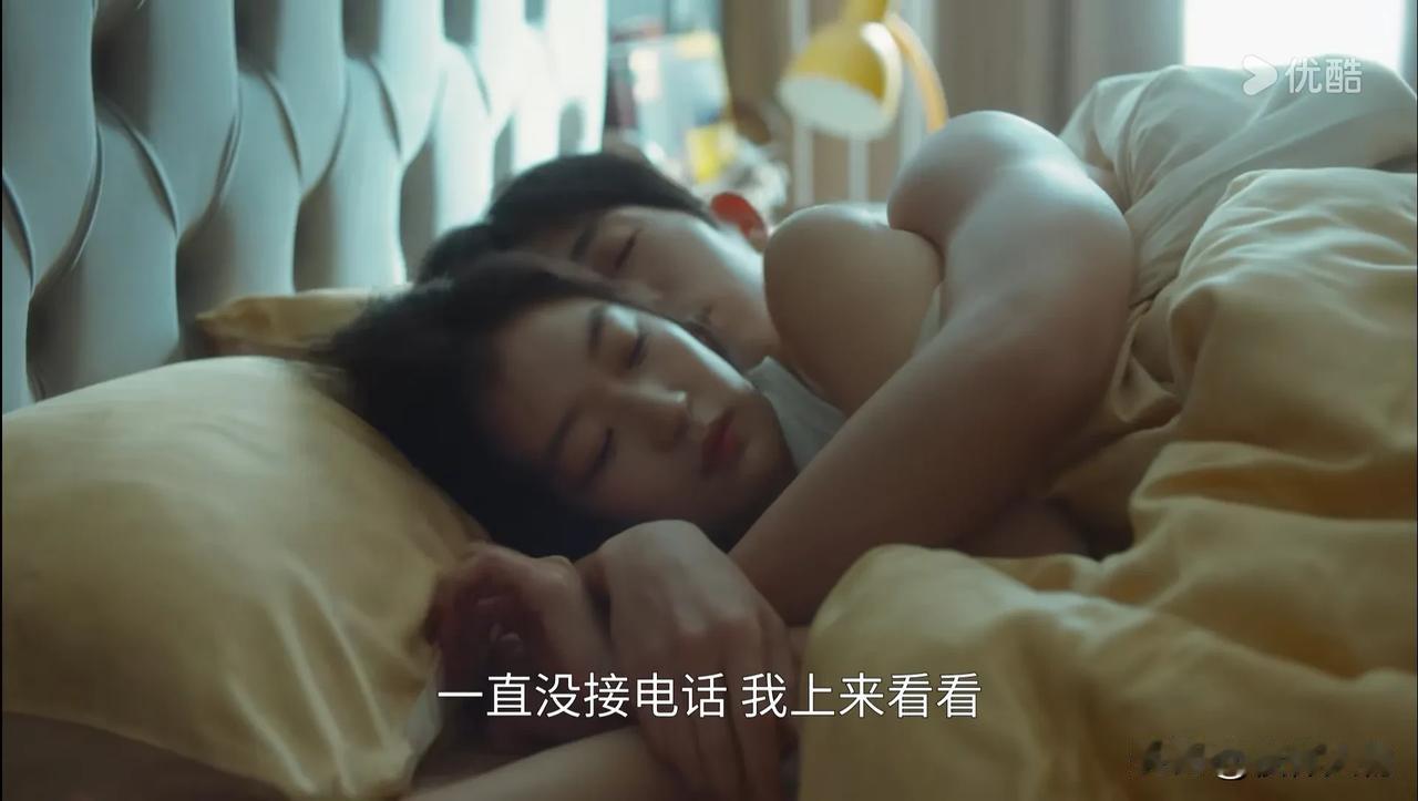 主持人问孙千：拍亲密戏，井柏然裸背好看，还是别的造型更戳你？孙千直接答：他穿背心