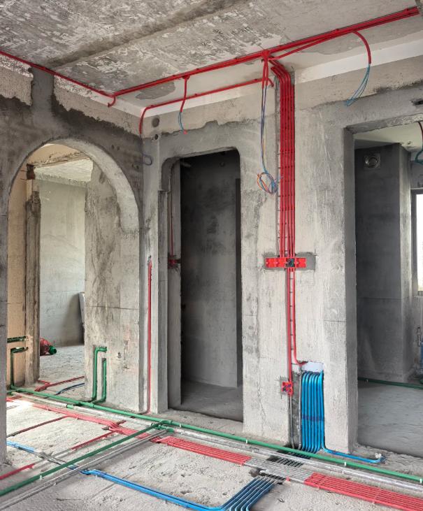 花15万装修，装完想挂幅画都不敢！闺蜜家想在卧室墙上钻个孔挂电视，一钻下去水哗哗