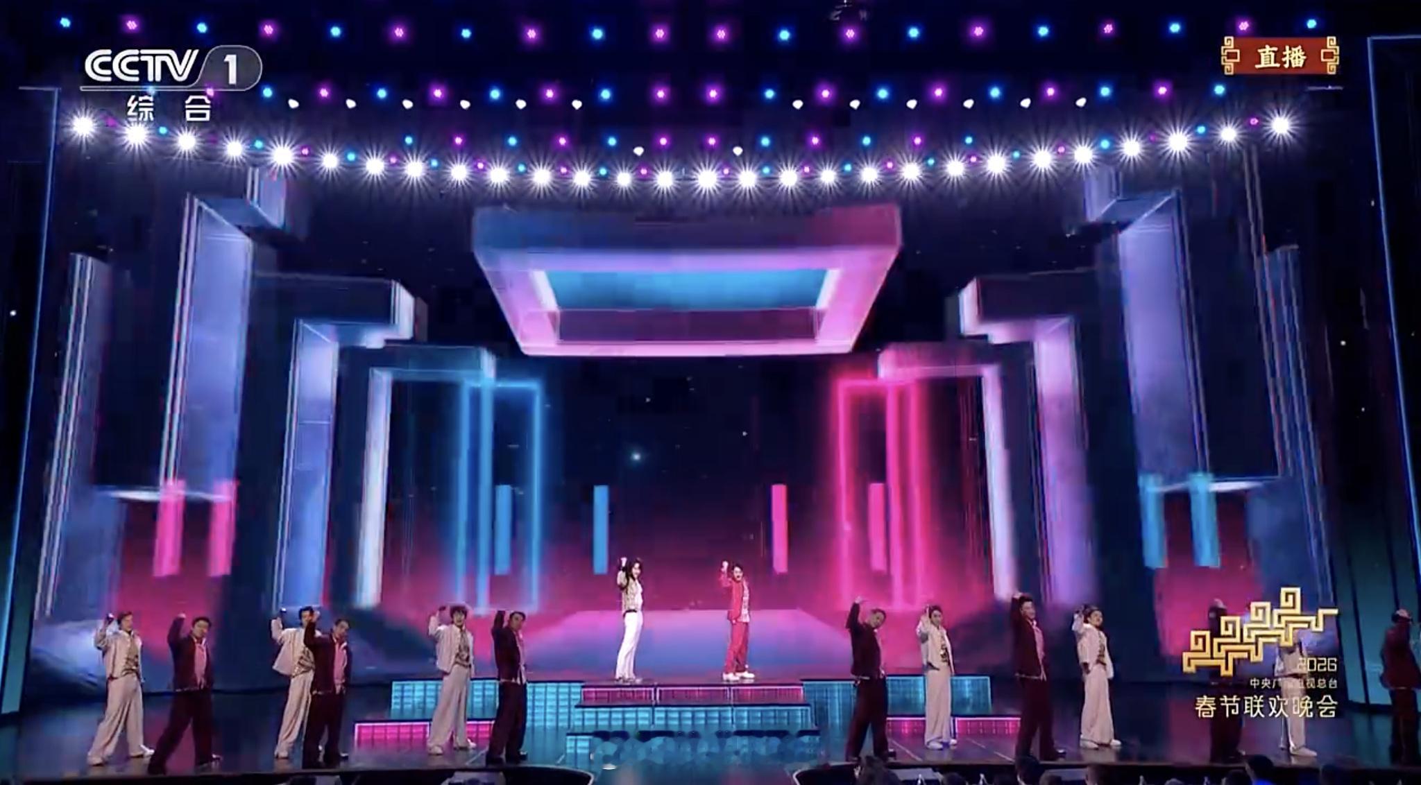 王一博郭富城炸场郭富城和王一博这个表演很好看，郭富城亚洲舞王正常发挥，没想到王一