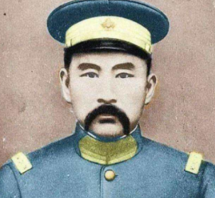 晚上，张勋上了床，枕在三姨太王克琴香软的肚皮上。他刚睡着，被弄醒了。正要把姨太死