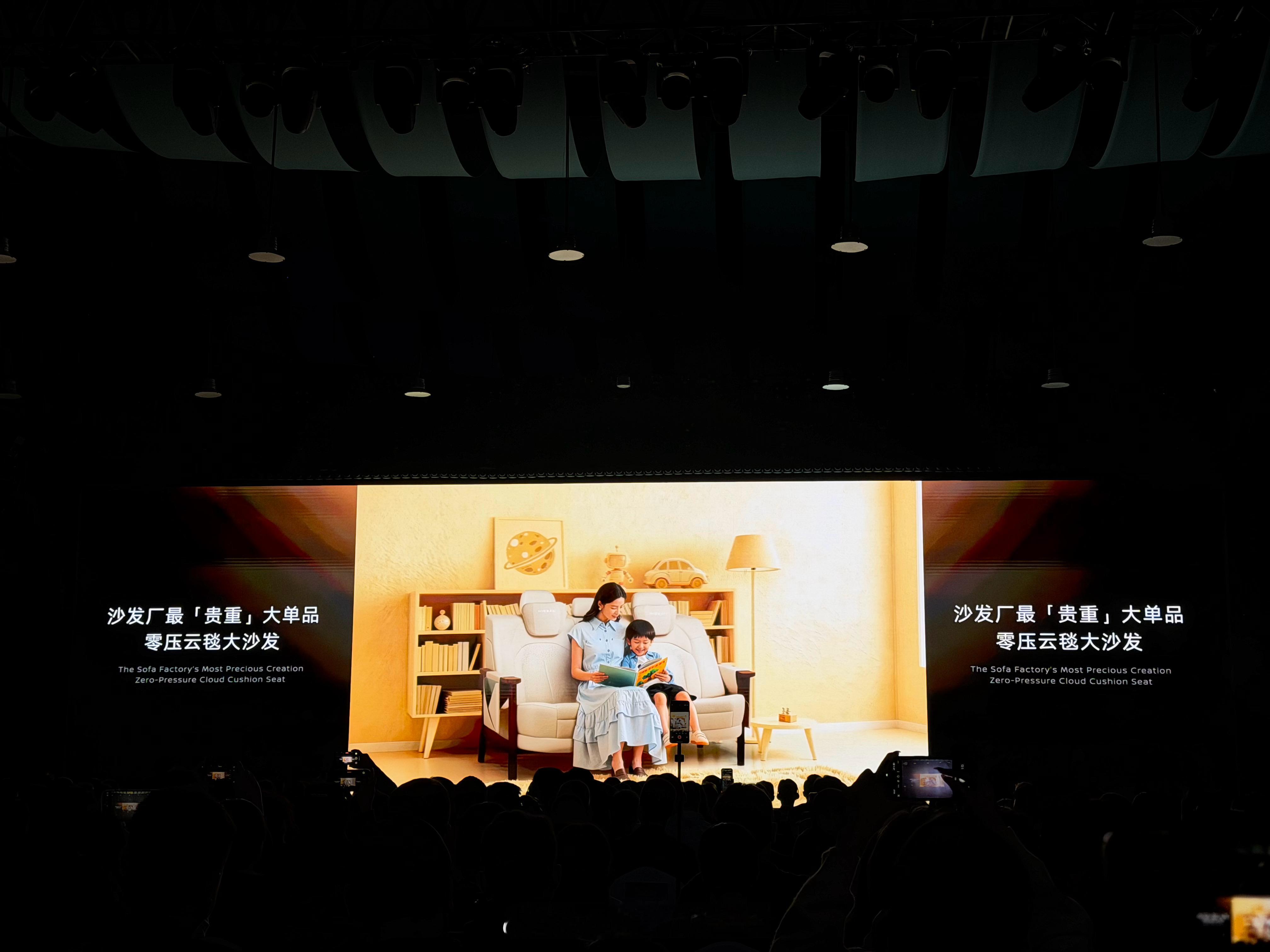 日产大沙发又上新单品了，N6的沙发可以放进客厅，12月正式上市，真想试试