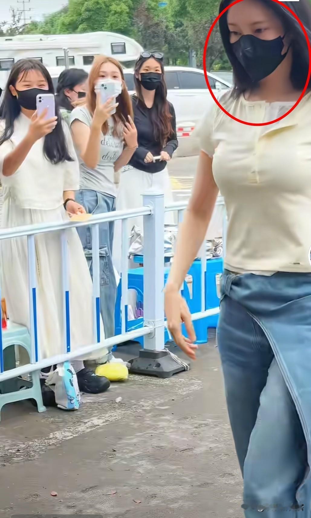 孟子义这反差也太大了，化上妆小仙女一枚，素颜时口罩遮的严严实实，露两只眼睛还用手