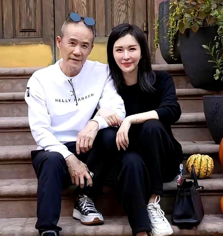 王石受热议，75岁的王石因6岁女儿近期照片登上热搜，小女孩笑容灿烂，眼睛与王石极