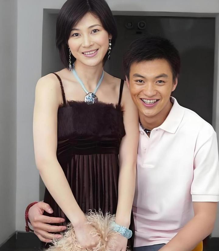 12年前，身家50亿的温州首富周旭辉，背着原配老婆，看上了演李云龙老婆的童