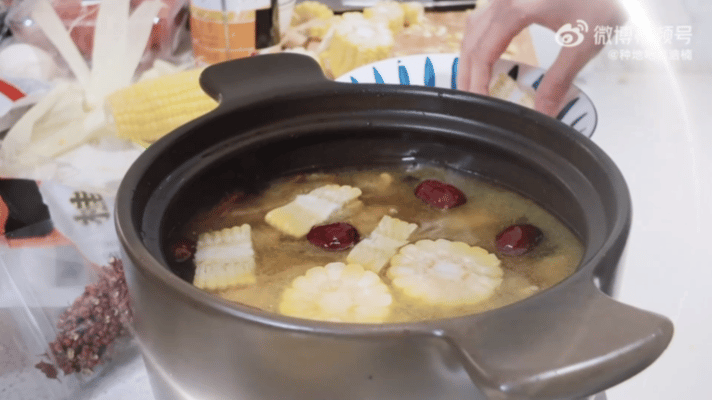 何浩楠做了5个小时的饭何浩楠这波太靠谱了！5小时蹲厨房，从土鸡汤到红烧排骨，每