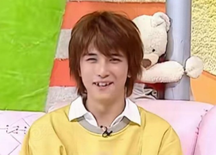 来看看早期的邱泽上节目，有点腼腆，但很帅气。我是没想到他的牙齿长得这么寒碜，小虎