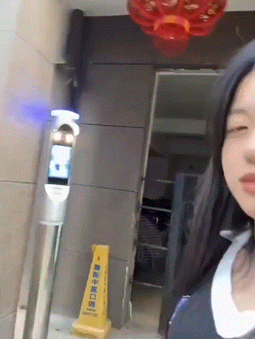 网友:她还没意识到事情的严重性，居然还能笑得出来？