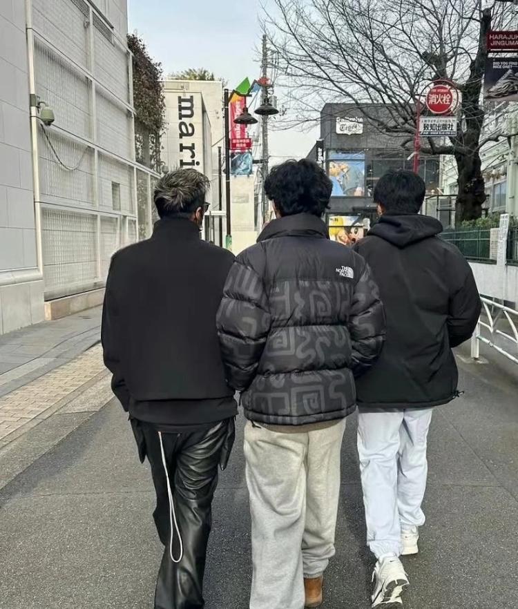 塑料餐垫上摆着凉茶扎壶、玻璃瓶汽水和美汁源，空碗、纸巾也没收走。Lucas跟两个