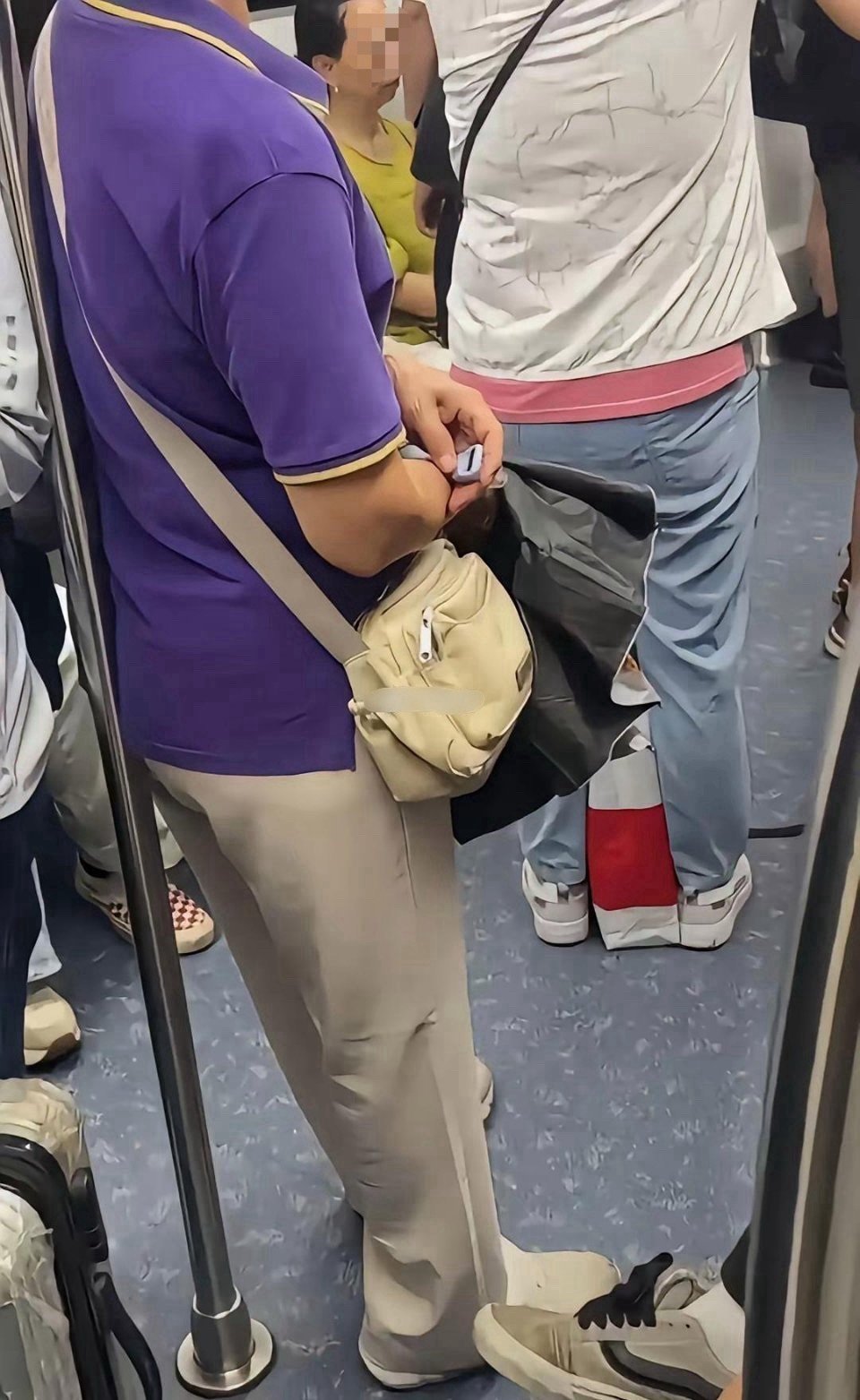在地铁上遇到的，阿姨拿个小东西，一直在那里按按，这是什么东西啊​​​