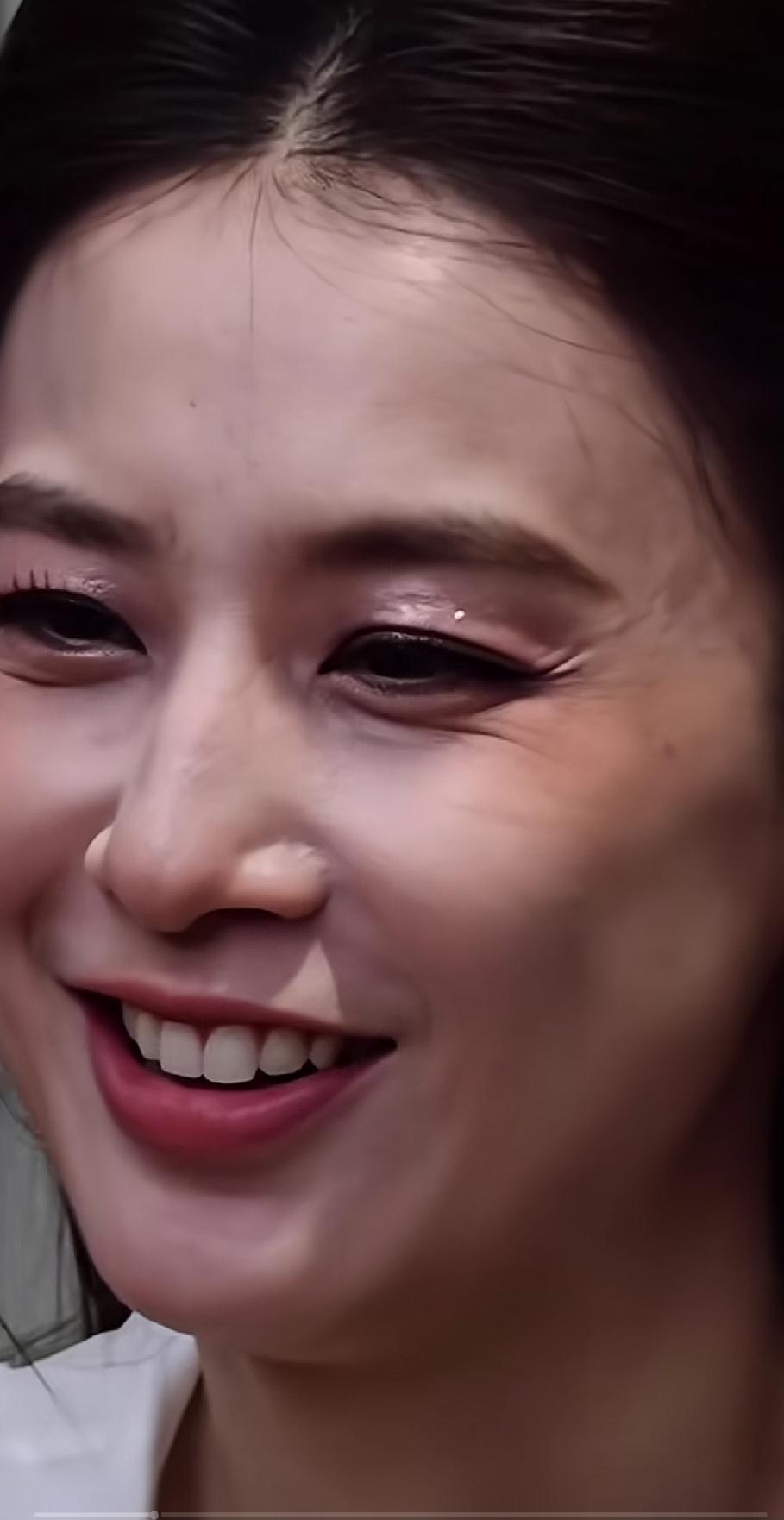 43岁的黄圣依，已经有了非常明显的眼角纹，五官还是像以前一样，仍然很美。
