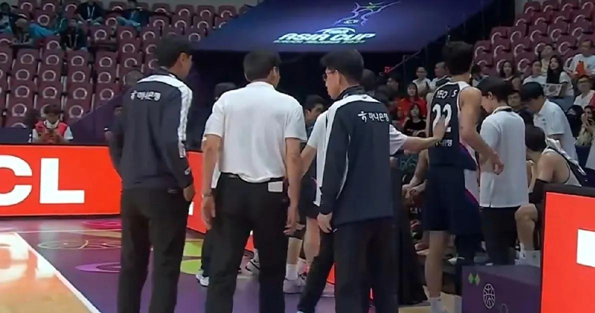 为啥西亚裁判总针对我们？亚洲杯男篮打入四强，可是过程对我们不友好，中韩对决