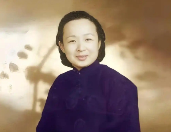 1949年，陈毅得知国军抗日名将谢晋元的遗孀带着4个孩子流浪街头后，心生不忍，指
