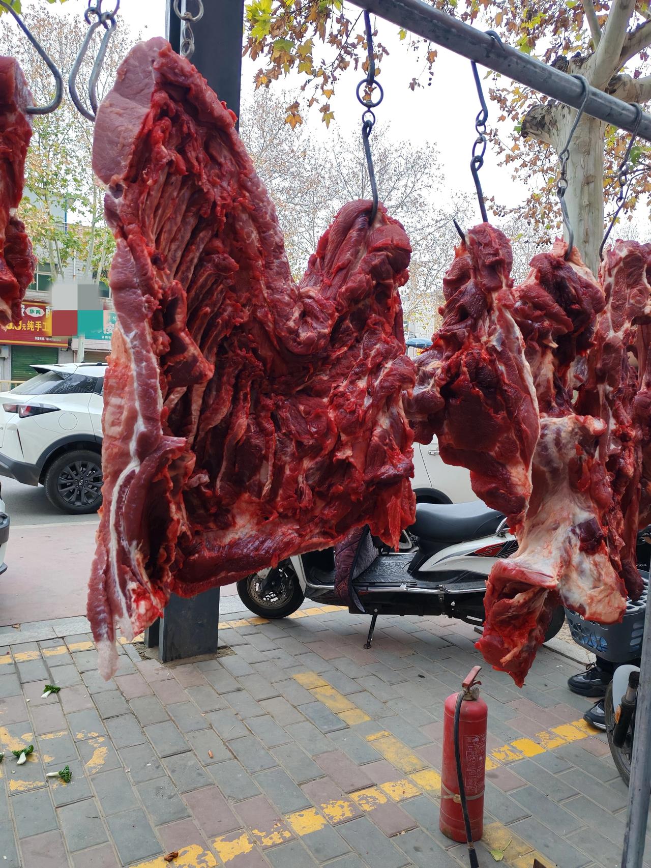 这小哥不实诚12月20日，坐标西安。今出门买牛肉，碰到一言难尽的一幕。美好的周