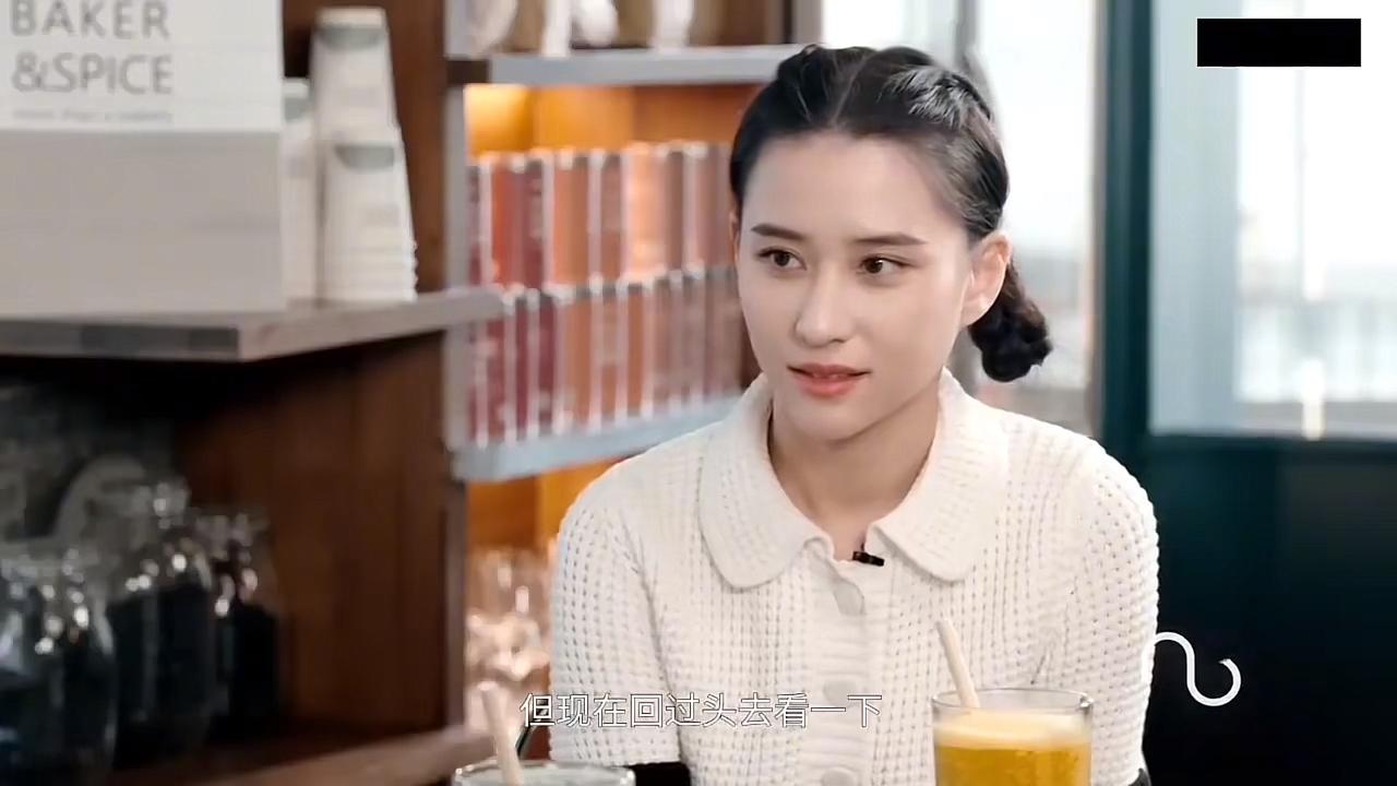 刘嘉玲半山豪宅，章泽天播客首秀，满屏嗯、对。同一个客厅，当年何超莲坐这儿聊天，松弛得像回自己家。章泽