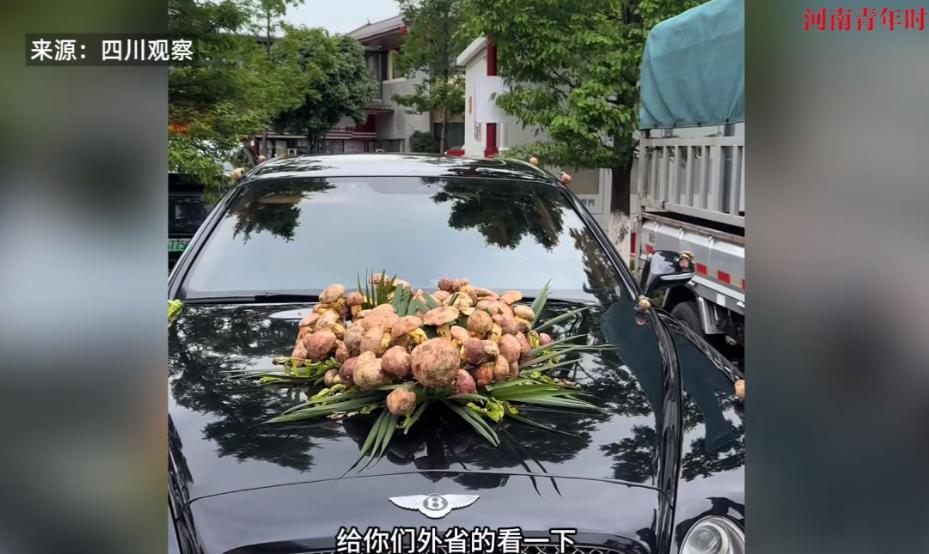 “人怎么能这么聪明！”近日，云南玉溪，一辆宾利轿车当婚车头车时，新郎采用了非常新