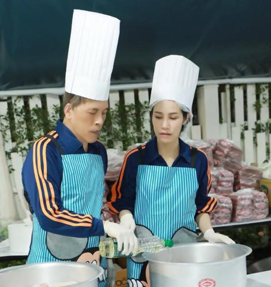 诗妮娜和泰王做饭，小娇妻喂老丈夫吃东西，这恩爱秀得接地气。苏提达王后大气，老公和