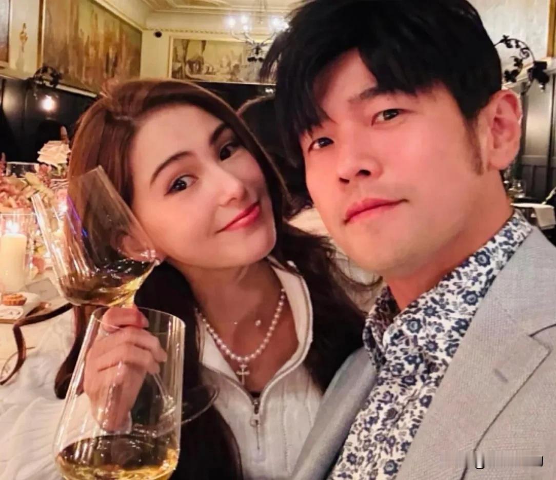 12年前，周杰伦刚官宣恋情，昆凌以周杰伦女友的身份登上《康熙来了》。小S问她：“