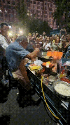 你以为这位老爷爷很幸苦，不，他只是纯瘾大，以前家里开饭店的，老了退休了闲不住居然