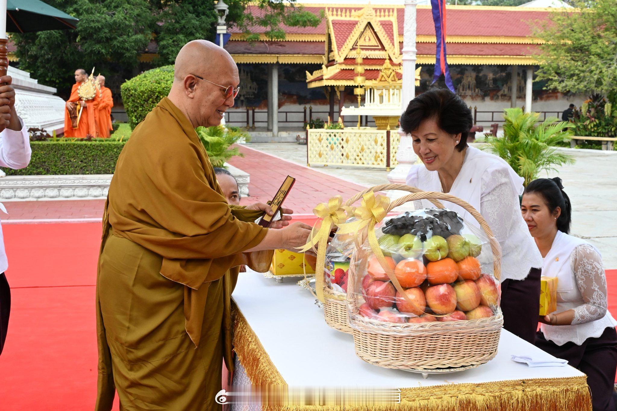 王室王室柬埔寨王室2026年4月9日，阿伦代表小西出席哥沙曼老太后122岁诞辰