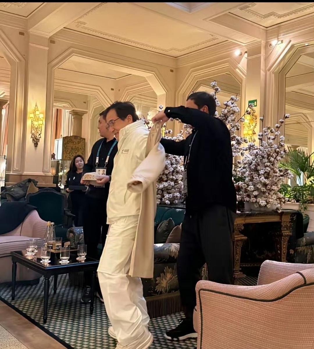 成龙父子俩过得还是潇洒呀。看到这俩一起现身意大利旅游的同框画面，真的太意外