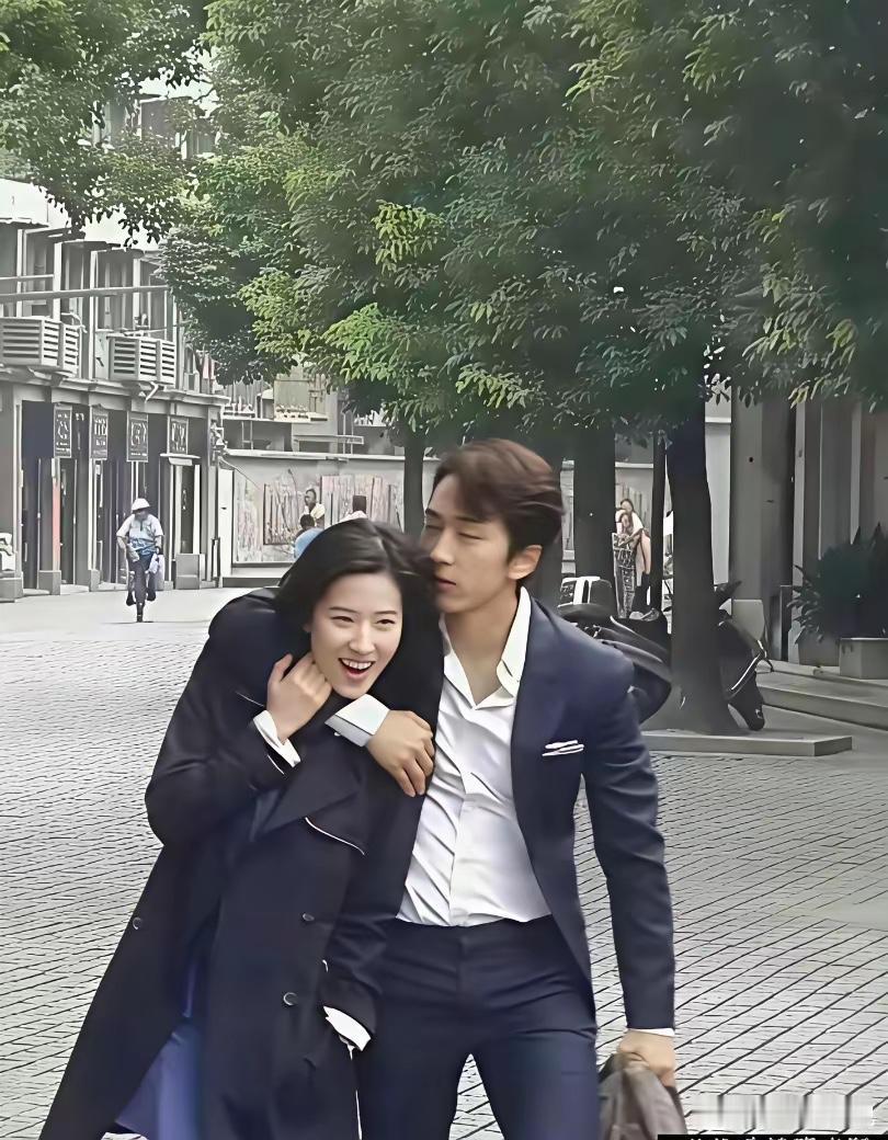 这对跨国恋人真的是郎才女貌，事业也旗鼓相当，可惜两人有缘无份。他们分开多年，到