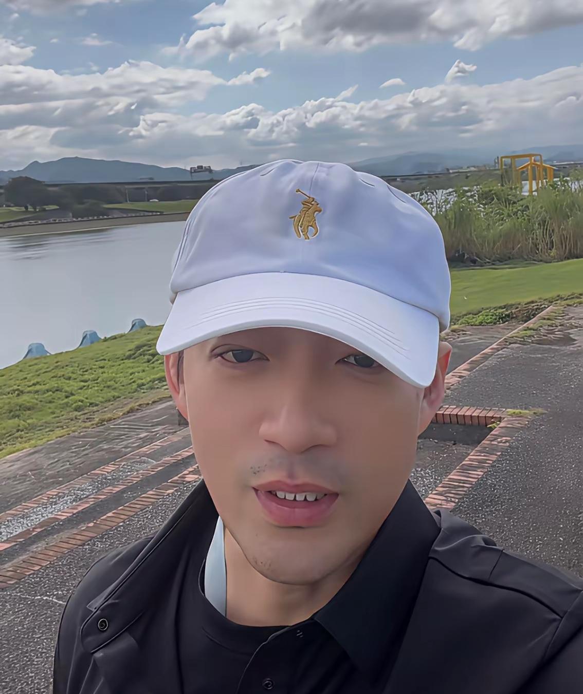 汪小菲现在脑容量只够干两件事：给儿子拍嗝，和在全国复制麻六记。台北月子中心的凌