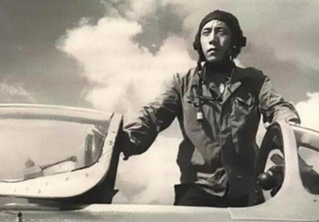 1979年4月15日，在广东湛江遂溪基地，一位叫做阎稳昌的飞行员快步走向飞机。但