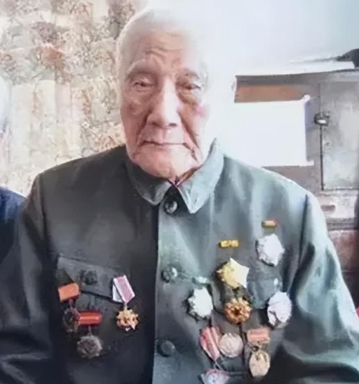 1945年，毛主席赴重庆谈判，党中央从延安派出六位贴身警卫，后世称作著名的“