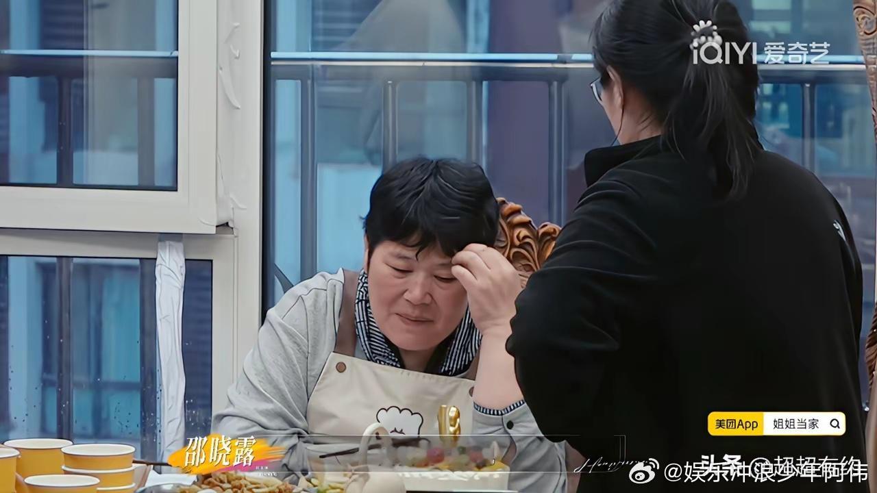 小女儿生日，房主任叫朋友到家吃饭。她看着桌子上的4寸小蛋糕，说了句：“蛋糕买小了
